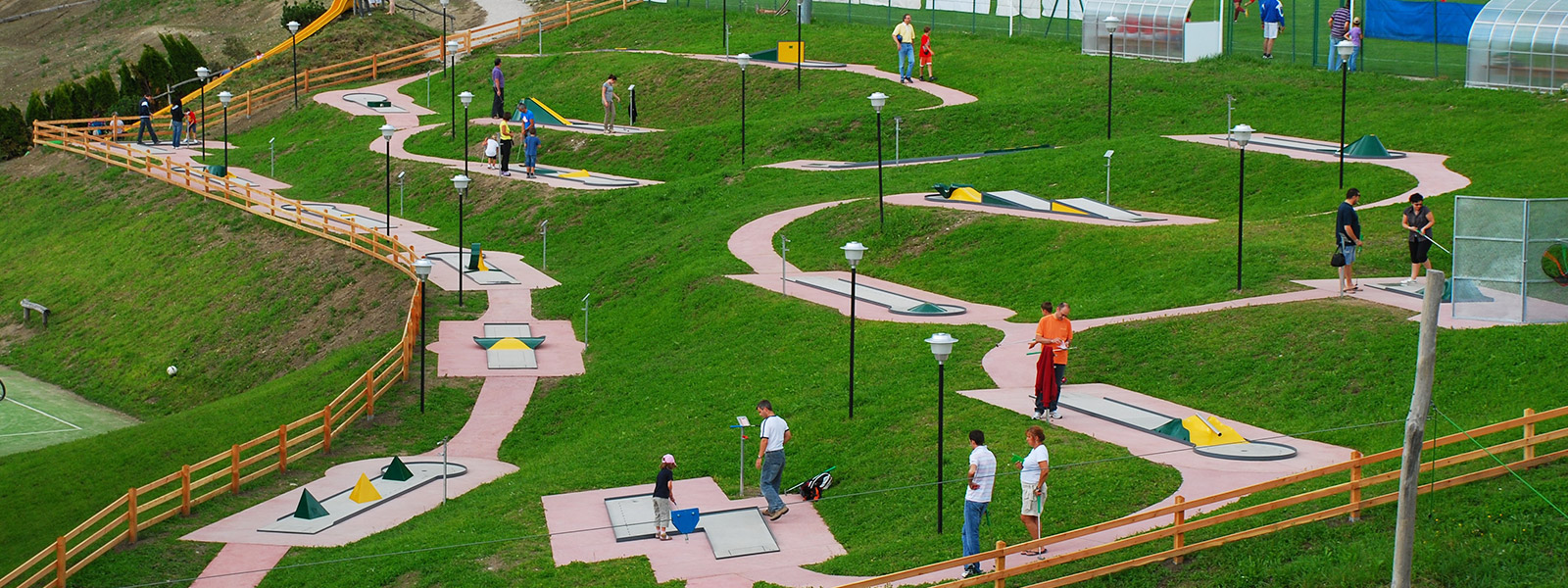 Wikimedia Commons - Minigolf in Terenten - Author: M-Car